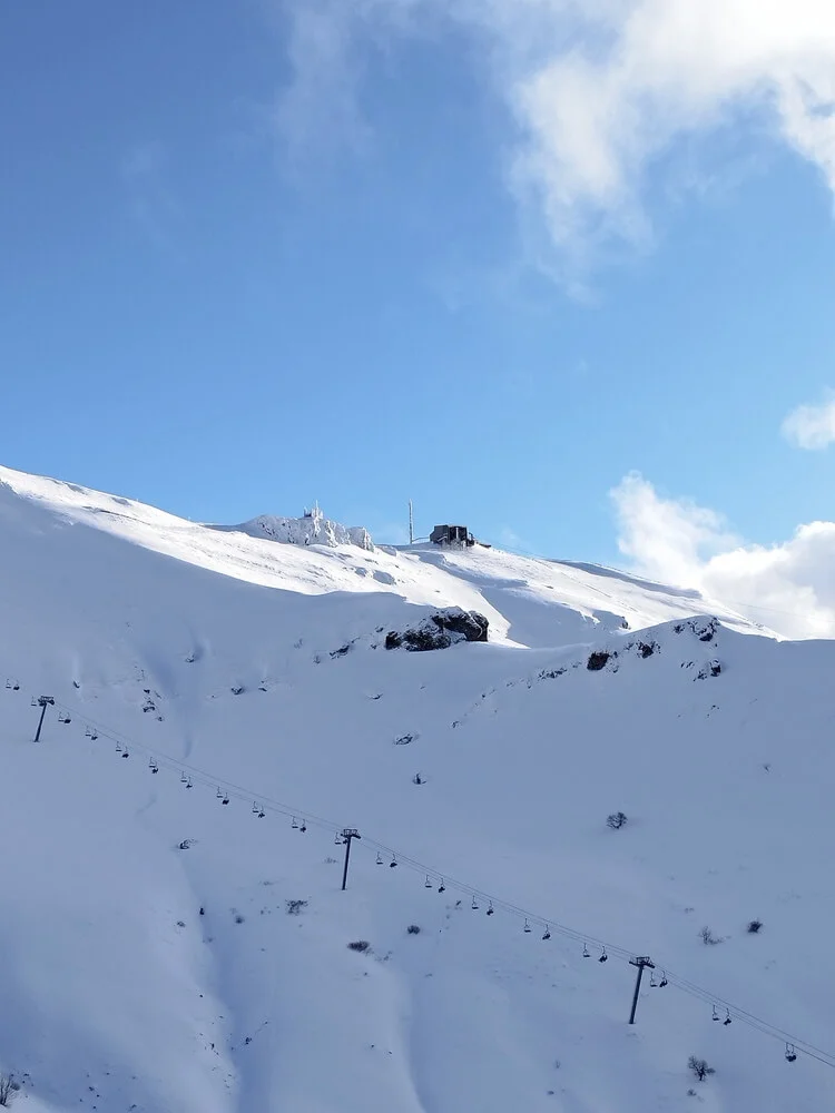 Seance-Poyet-ski - oztherapies.fr De retour du ski, une fois les courbatures passées, il reste parfois des raideurs ou des douleurs persistantes… Votre corps a besoin d’être libéré et rééquilibré.
Après le ski : réalignez votre corps avec la Méthode Poyet
Récupération et régénération des fascias après le ski
Avant le ski : Préparer votre corps grâce à la fasciathérapie
Séance fasciathérapie ski, méthode Poyet ski, préparation avant ski, récupération après ski, détendre le dos après le ski, douleurs après le ski, équilibrage énergétique corps, libérer les blocages articulaires, prévention blessures ski